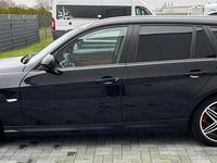 Gebraucht BMW 320 187 PS (137 kW) 2012 Schwarz Kombi