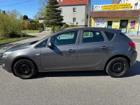 Używany Opel Astra Design Edition 101 KM (74 kW) 2011 Czarny Sedan/Limuzyna