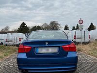 Second-hand BMW 318 143 CP (105 kW) 2011 Albastru Berlinǎ