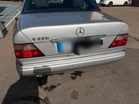 Gebraucht Mercedes E220 150 PS (110 kW) 1994 Silber Limousine