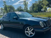 Gebraucht Mercedes E200 136 PS (100 kW) 1998 Schwarz Limousine
