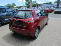 Gebraucht Toyota Yaris Comfort 101 PS (74 kW) 2017 Tokiorot perleffekt Kleinwagen