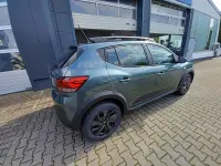 Neu Dacia Sandero Expression 91 PS (66 kW) 2025 Zedergrün Kleinwagen
