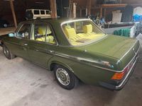 Brugt Mercedes E250 140 HK (102 kW) 1980 Grøn Sedan