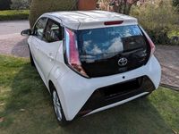 Gebraucht Toyota Aygo 69 PS (50 kW) 2014 Weiß Kleinwagen
