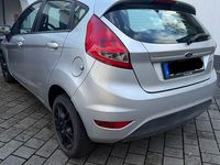 Gebraucht Ford Fiesta Ambiente 69 PS (50 kW) 2012 Silber Kleinwagen