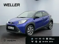 Neu Toyota Aygo 72 PS (52 kW) 2026 Juniper blue (8y8) / black mica (209) (blau) Kleinwagen