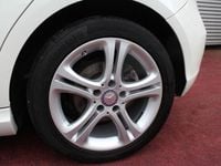 Gebraucht Mercedes A180 Urban 122 PS (89 kW) 2014 Weiß Kleinwagen