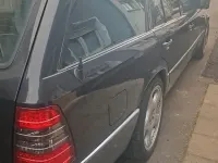 Używany Mercedes E220 150 KM (110 kW) 1993 Czarny Kombi