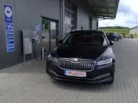 Gebraucht Skoda Superb Style 150 PS (110 kW) 2023 Schwarzmagic perleffekt Kombi