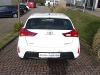 gebraucht Toyota Auris 1.33 Dual-VVT-i Cool Stoßstange Riss VR