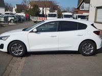 Gebraucht Ford Focus Titanium 125 PS (91 kW) 2023 Weiß Limousine