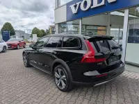 Gebraucht Volvo V60 CC Plus 197 PS (144 kW) 2023 Black solid "stone" Kombi