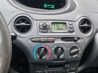 Gebraucht Toyota Yaris Sol 68 PS (50 kW) 1999 Silber Limousine