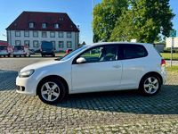 Gebraucht VW Golf VI 105 PS (77 kW) 2010 Weiß Kleinwagen