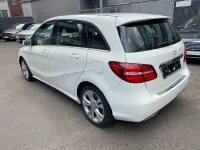 Gebraucht Mercedes B180 Urban 122 PS (89 kW) 2015 Weiß Kleinwagen