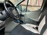 Second-hand Renault Trafic 101 CP (74 kW) 2003 Argintiu Monovolum