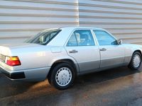 Gebraucht Mercedes E300 113 PS (83 kW) 1991 Silber Limousine