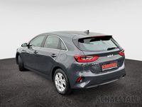 Usado Kia Ceed Comfort 120 HP (88 kW) 2024 Cinzento Citadino