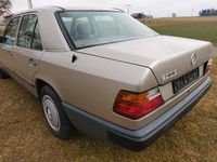 Gebraucht Mercedes E230 136 PS (100 kW) 1988 Gold Limousine