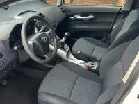 Gebraucht Toyota Auris 99 PS (72 kW) 2011 Weiß Kleinwagen
