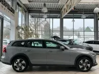 Używany Volvo V60 CC Plus 197 KM (144 kW) 2023 Szary Kombi