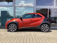 Neu Toyota Aygo X 72 PS (52 kW) 2025 Chili red perleffekt/dach myst SUV