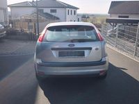 Gebraucht Ford Focus Ghia 116 PS (85 kW) 2005 Silber Limousine