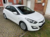 Gebraucht Hyundai i30 110 PS (80 kW) 2015 Weiß Limousine