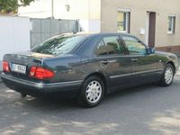 Gebraucht Mercedes E240 Elegance 170 PS (125 kW) 1998 Schwarz metallic Limousine