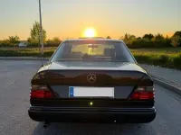 Gebraucht Mercedes E200 118 PS (86 kW) 1990 Schwarz Limousine