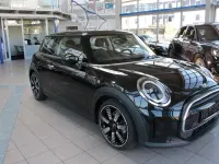 Gebraucht Mini Cooper Essential 136 PS (100 kW) 2023 Midnight black met. Kleinwagen