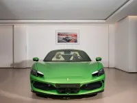 Neu Ferrari 296 829 PS (609 kW) 2025 Grün Cabrio