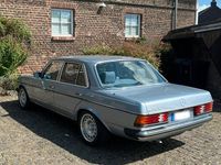 Gebraucht Mercedes E230 136 PS (100 kW) 1984 Blau Limousine