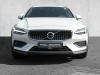 Gebraucht Volvo V60 CC Plus 197 PS (144 kW) 2024 Crystal white pearl / metallic Kombi