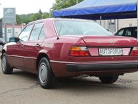 Gebraucht Mercedes E200 118 PS (86 kW) 1990 Rot Limousine