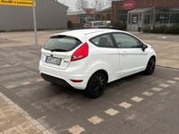 Gebraucht Ford Fiesta Trend 95 PS (69 kW) 2011 Weiß Kleinwagen