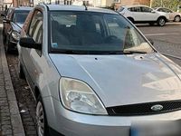 Gebraucht Ford Fiesta 90 PS (66 kW) 2004 Silber Kleinwagen