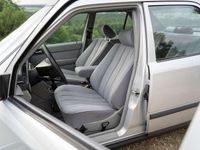 Gebraucht Mercedes E230 132 PS (97 kW) 1989 Silber Limousine