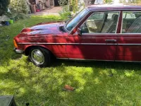 Używany Mercedes E230 136 KM (100 kW) 1983 Czerwony Sedan/Limuzyna
