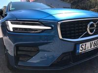 Gebraucht Volvo V60 R-Design 190 PS (139 kW) 2020 Blau Kombi