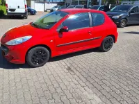 Gebraucht Peugeot 206 Basis 73 PS (53 kW) 2011 Farbe rot aden/flach standard Kleinwagen