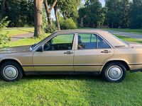 Second-hand Mercedes 190 122 CP (89 kW) 1984 Berlinǎ