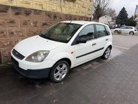 Gebraucht Ford Fiesta Ambiente 60 PS (44 kW) 2005 Weiß Kleinwagen