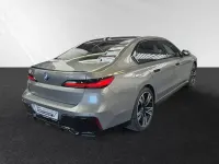 Gebraucht BMW 750e M Sport 489 PS (359 kW) 2024 Oxidgrau metallic Limousine
