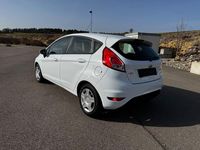 Gebraucht Ford Fiesta Trend 101 PS (74 kW) 2013 Weiß Kleinwagen
