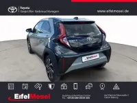 Gebraucht Toyota Aygo X Basis 72 PS (52 kW) 2025 Urban khaki / night sky black SUV