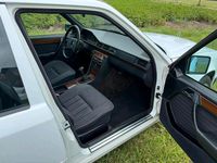 Gebraucht Mercedes 300 110 PS (80 kW) 1992 Weiß Limousine