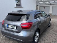 Gebraucht Mercedes A180 122 PS (89 kW) 2016 Grau Limousine