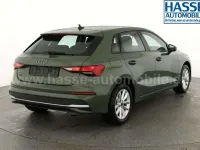 Neu Audi A3 Ambiente 150 PS (110 kW) 2025 Distrikt grün metallic Limousine